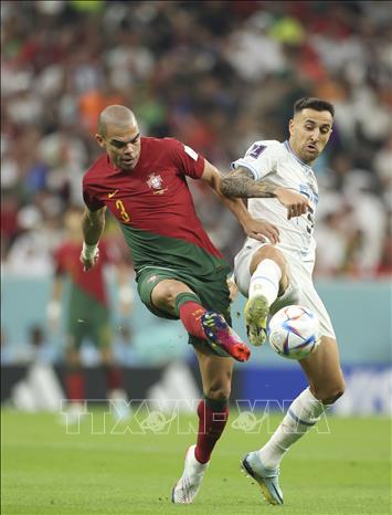 Cầu thủ Bồ Đào Nha Pepe (trái) tranh bóng với Matias Vecino của Uruguay. Ảnh: THX/TTXVN 