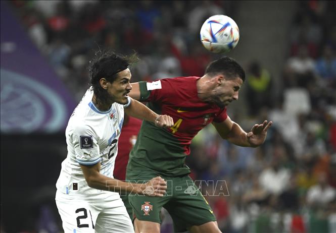 Cầu thủ Uruguay Edinson Cavani (trái) tranh chấp bóng bổng với Ruben Dias của Bồ Đào Nha. Ảnh: THX/TTXVN