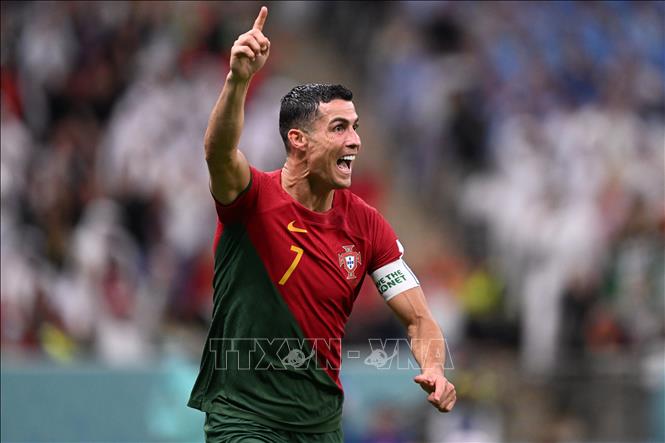 Đây là ảnh mừng của đội tuyển Bồ Đào Nha sau chiến thắng của họ trước đội tuyển Uruguay. CR7 đã chơi rất xuất sắc và ghi bàn quan trọng cùng đội tuyển. Hãy xem ảnh mừng này để cảm nhận được sự sung sướng của CR7 và đội tuyển Bồ Đào Nha.