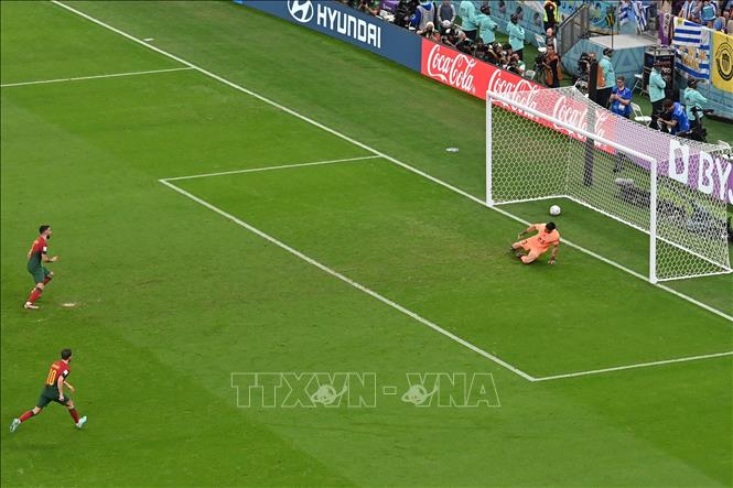 Trung vệ Bruno Fernandes (trái) ghi bàn thắng nhân đôi cách biệt cho đội Bồ Đào Nha. Ảnh: AFP/TXVN