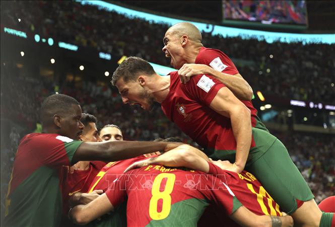Các cầu thủ đội tuyển Bồ Đào Nha ăn mừng bàn thắng vào lưới Uruguay. Ảnh: THX/TTXVN