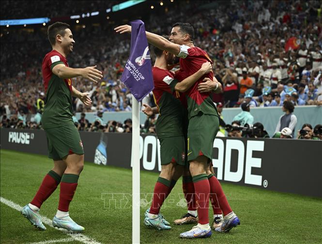 Các cầu thủ Bồ Đào Nha ăn mừng bàn thắng vào lưới Uruguay. Ảnh: THX/TTXVN