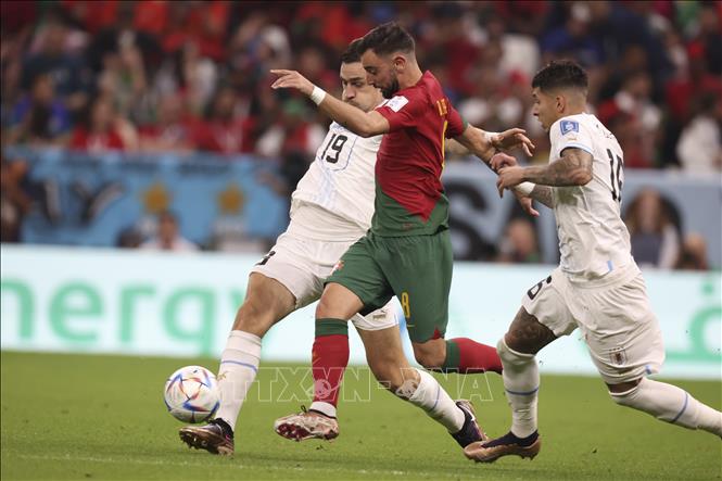 Cầu thủ Bồ Đào Nha Bruno Fernandes (thứ 2, bên trái) đi bóng trước các cầu thủ Uruguay. Ảnh: THX/TTXVN
