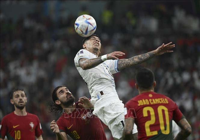 Cầu thủ Uruguay Mathias Olivera (trên cùng) tranh bóng bổng với cầu thủ Bồ Đào Nha. Ảnh: THX/TTXVN