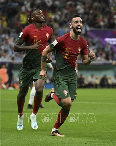 Cầu thủ Bruno Fernandes (phải, Bồ Đào Nha) ăn mừng bàn thắng cho đội nhà trước Uruguay. Ảnh: THX/TTXVN 