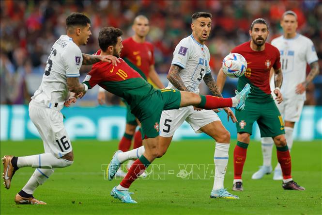 Tình huống tranh chấp bóng quyết liệt giữa các cầu thủ của hai đội tuyển. Ảnh: AFP/TTXVN