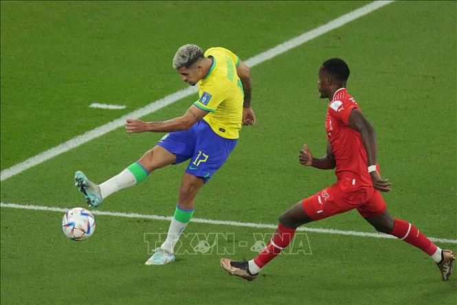 Tiền vệ Brazil Bruno Guimaraes (trái) nỗ lực khống chế bóng trước cầu thủ Thuỵ Sĩ. Ảnh: THX/TTXVN