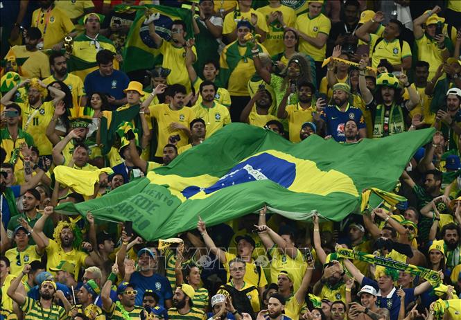 Cổ động viên Brazil vui mừng với chiến thắng của đội nhà trước Thuỵ Sĩ. Ảnh: AFP/TTXVN