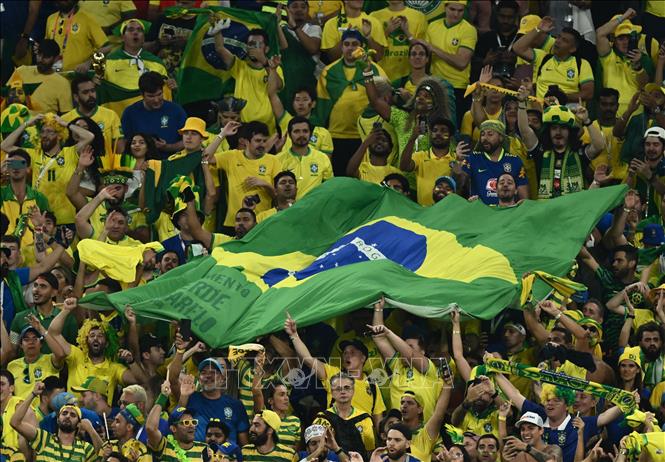 Cổ động viên Brazil vui mừng với chiến thắng của đội nhà trước Thuỵ Sĩ. Ảnh: AFP/TTXVN

