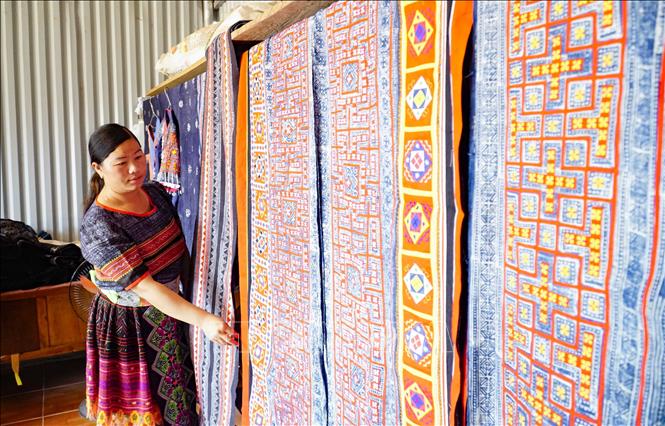 Trong ảnh: Những dải lụa với họa tiết đầy sắc màu của người Mông. Ảnh: Xuân Tư – TTXVN