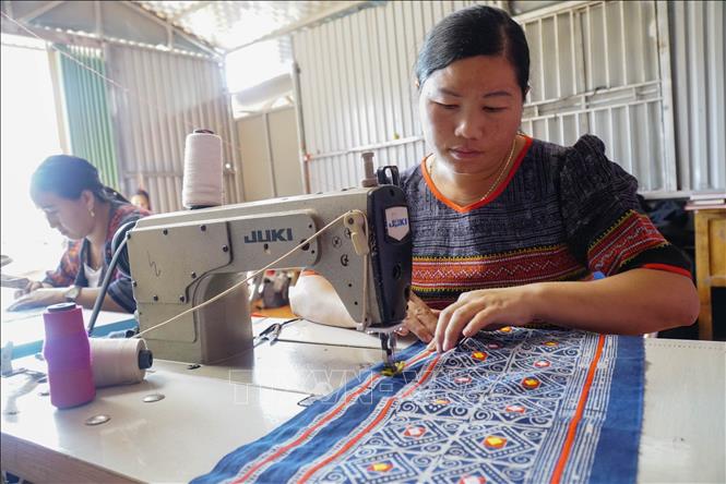 Trong ảnh: Phụ nữ dân tộc Mông may trang phục truyền thống. Ảnh: Xuân Tư – TTXVN