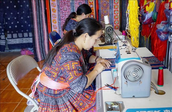 Trong ảnh: Phụ nữ dân tộc Mông may trang phục truyền thống. Ảnh: Xuân Tư – TTXVN