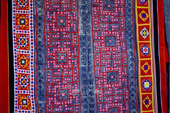 Trong ảnh: Hoa văn nhiều màu sắc trên trang phục dân tộc Mông. Ảnh: Xuân Tư – TTXVN