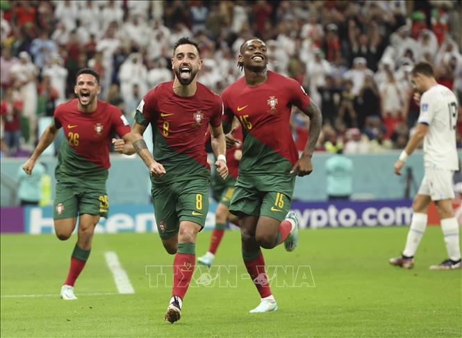 Trong ảnh: Cầu thủ Bruno Fernandes (thứ 2, trái) của Bồ Đào Nha ăn mừng bàn thắng vào lưới Uruguay trên sân Lusail, Qatar ngày 28/11/2022. Ảnh: THX/TTXVN