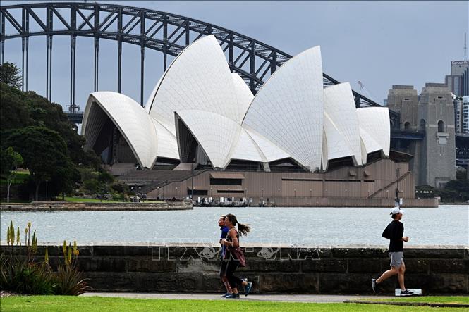 Trong ảnh: Người dân tập thể dục tại khu vực  Cầu cảng Sydney, bang New South Wales, Australia. Ảnh: AFP/TTXVN