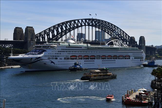 Trong ảnh: Tàu du lịch neo đậu tại khu vực Cầu cảng Sydney, bang New South Wales, Australia. Ảnh: AFP/TTXVN . Ảnh: AFP/TTXVN