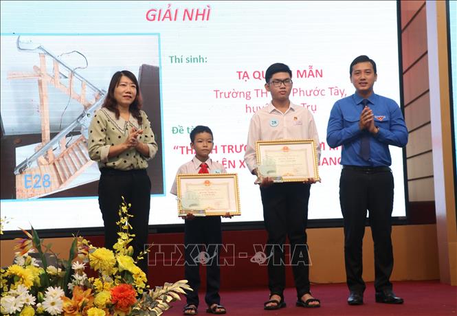 Ban tổ chức trao giải Nhì cấp tỉnh cho 2 đề tài. Ảnh: Đức Hạnh - TTXVN 