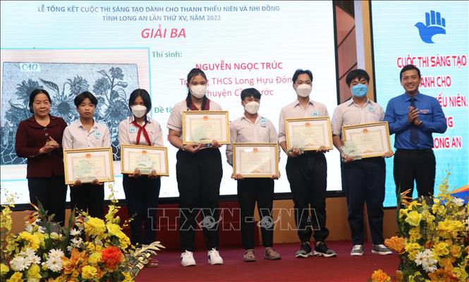 Ban tổ chức trao giải cho các đề tài đạt giải cấp tỉnh. Ảnh: Đức Hạnh - TTXVN 