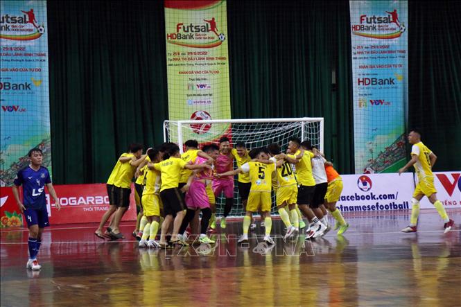 Niềm vui của các cầu thủ Sài Gòn FC sau khi trận chung kết khép lại. Ảnh: Tiến Lực – TTXVN