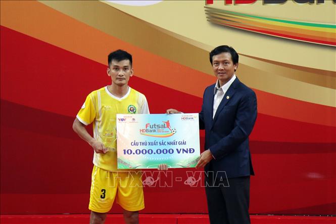 Cầu thủ Trần Tuyên của nhà vô địch Sài Gòn FC giành giải cầu thủ xuất sắc. Ảnh: Tiến Lực – TTXVN