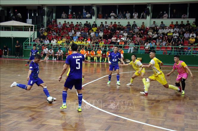 Pha tấn công của các cầu thủ Thái Sơn Nam (áo xanh) trong trận chung kết với Sài Gòn FC (áo vàng). Ảnh: Tiến Lực – TTXVN