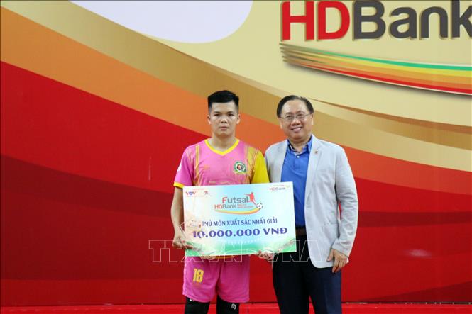 Cầu thủ Văn Khá (Sài Gòn FC) giành giải thủ môn xuất sắc nhất. Ảnh: Tiến Lực – TTXVN