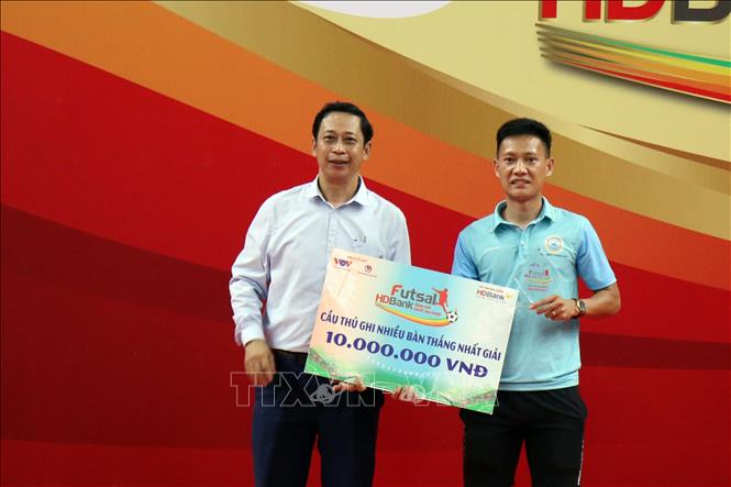 Cầu thủ Phan Khắc Chí (Sanvinest Khánh Hòa) giành giải Vua phá lưới. Ảnh: Tiến Lực – TTXVN