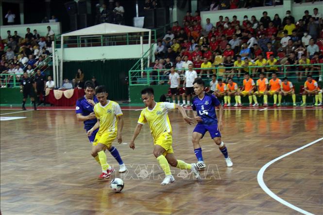 Pha tranh chấp giữa cầu thủ Thái Sơn Nam (áo xanh) và Sài Gòn FC (áo vàng) trong trận chung kết. Ảnh: Tiến Lực – TTXVN