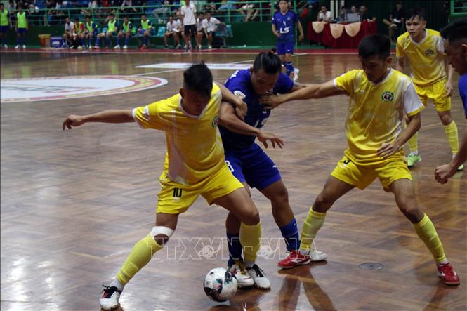 Pha tranh chấp giữa cầu thủ Thái Sơn Nam (áo xanh) và Sài Gòn FC (áo vàng) trong trận chung kết. Ảnh: Tiến Lực – TTXVN