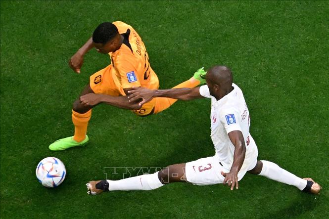 Hậu vệ Hà Lan Denzel Dumfries (trái) tranh bóng với hậu vệ Karim Hassan Abdel của Qatar. Ảnh: AFP/TTXVN