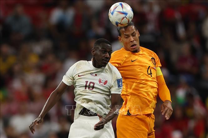 Tiền đạo Qatar Almoez Ali (trái) tranh bóng bổng với hậu vệ Virgil Van Dijk của đội tuyển Hà Lan. Ảnh: AFP/TTXVN