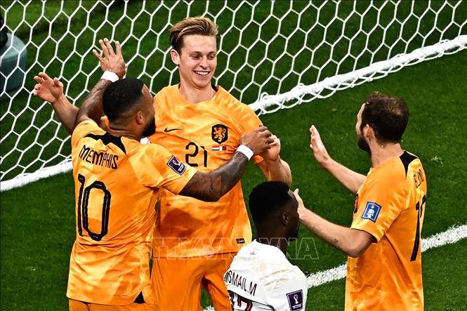 Tiền vệ Frenkie De Jong (giữa) ghi bàn thắng nâng tỷ số trận đấu lên 2-0 cho đội tuyển Hà Lan. Ảnh: AFP/TTXVN