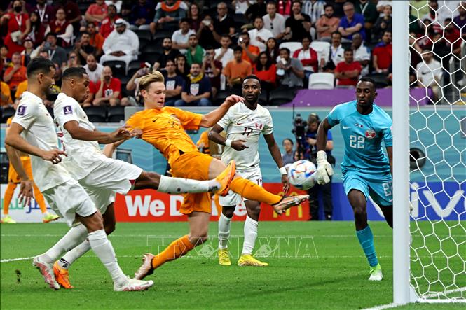 Tiền vệ Hà Lan Frenkie De Jong (giữa) ghi bàn thắng nâng tỷ số trận đấu lên 2-0 cho đội nhà. Ảnh: AFP/TTXVN