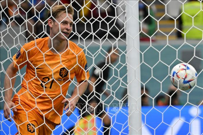 Tiền vệ Frenkie De Jong ăn mừng bàn thắng thứ 2 của đội tuyển Hà Lan vào lưới đối thủ Qatar. Ảnh: AFP/TTXVN