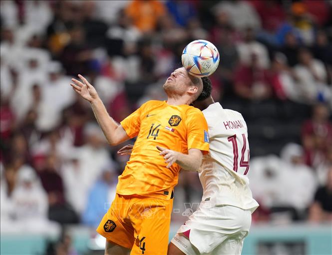 Cầu thủ Hà Lan Davy Klaassen (trái) tranh bóng bổng với cầu thủ Homam Ahmed của đội tuyển Qatar. Ảnh: THX/TTXVN