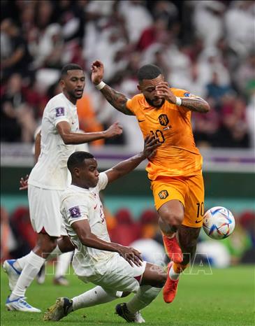 Cầu thủ Hà Lan Memphis Depay (phải) đi bóng trước các cầu thủ Qatar. Ảnh: THX/TTXVN