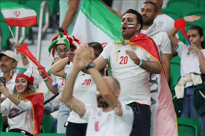 Cổ động viên Iran khuấy động không khí trước trận đấu. Ảnh: AFP/ TTXVN