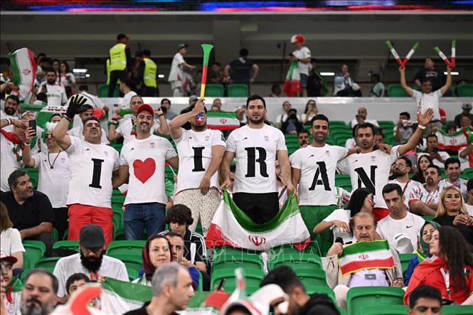 Cổ động viên Iran cổ vũ đội nhà. Ảnh: AFP/ TTXVN