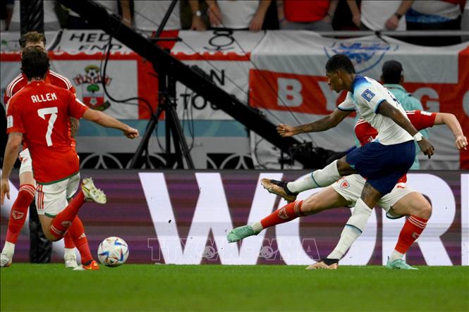 Trong ảnh: Tiền đạo Anh Marcus Rashford (số 11) sút bóng ghi bàn thắng thứ 3 cho tuyển Anh. Ảnh: AFP/TTXVN