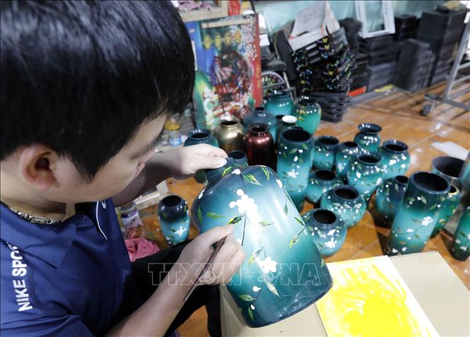 Trang trí trên sản phẩm sơn mài xuất khẩu tại Công ty TNHH Sơn mài Thái Sơn, làng nghề Hạ Thái. Ảnh: Trần Việt - TTXVN