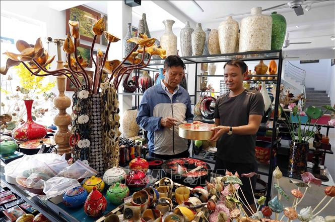 Sản phẩm sơn mài với nhiều mẫu mã tại làng nghề Hạ Thái được khách hàng trong nước đánh giá cao. Ảnh: Trần Việt - TTXVN
