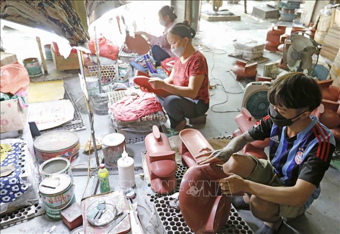 Sản xuất sản phẩm sơn mài từ composit tại Công ty Phúc Cường, Cụm Công nghiệp làng nghề Duyên Thái. Ảnh: Trần Việt - TTXVN