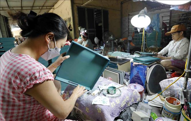 Sản xuất khay sơn mài từ gỗ tại Công ty TNHH Phúc Cường, Cụm Công nghiệp làng nghề Duyên Thái. Ảnh: Trần Việt - TTXVN