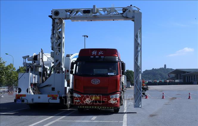 Trong ảnh: Xe container soi chiếu di động của Hải quan Lào Cai đang vận hành tại bãi KB1, cửa khẩu quốc tế đường bộ số II Kim Thành. Ảnh: Quốc Khánh - TTXVN