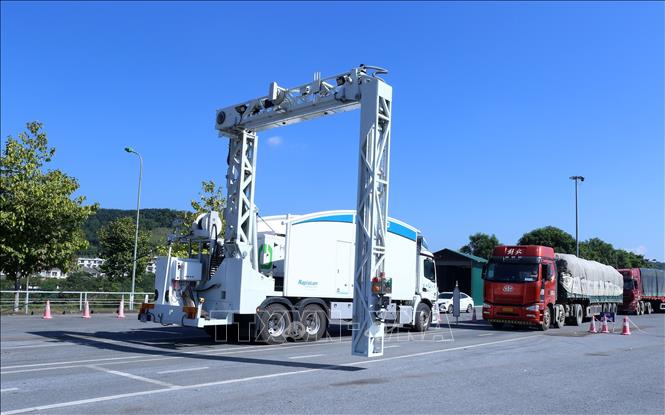 Trong ảnh: Xe container soi chiếu di động của Hải quan Lào Cai đang vận hành tại bãi KB1, cửa khẩu quốc tế đường bộ số II Kim Thành. Ảnh: Quốc Khánh - TTXVN