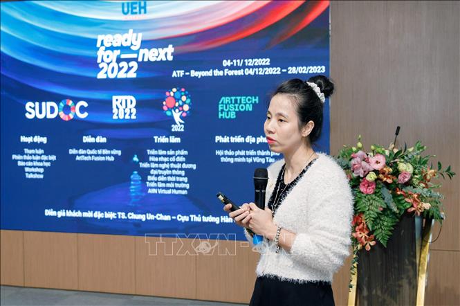 Trong ảnh: Tiến sĩ Trịnh Tú Anh, Viện trưởng Viện Đô thị thông minh và Quảng lý UEH thông tin về chuỗi hoạt động trong Chương trình. Ảnh: Mỹ Phương - TTXVN