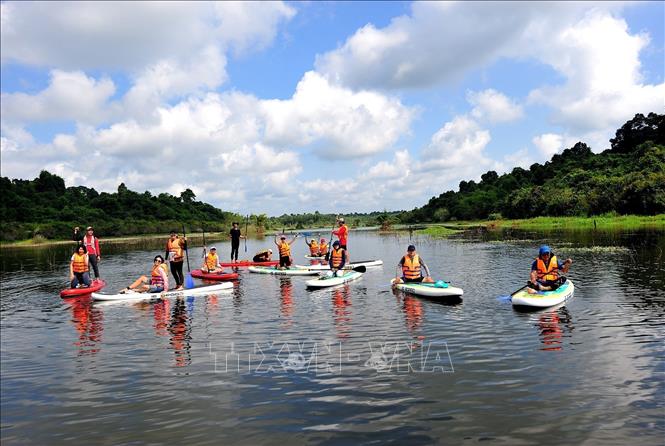 Trong ảnh: Du khách trải nghiệm bơi thuyền kayak trên hồ Trị An. Ảnh: Hồng Đạt - TTXVN
