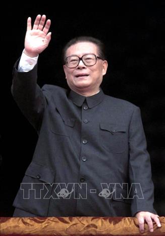 Trong ảnh (tư liệu): Ông Giang Trạch Dân, lúc là Tổng Bí thư, Chủ tịch Trung Quốc, dự lễ kỷ niệm 50 năm Quốc khánh nước Cộng hòa Nhân dân Trung Hoa tại Bắc Kinh, ngày 1/10/1999. Ảnh: AFP/TTXVN
