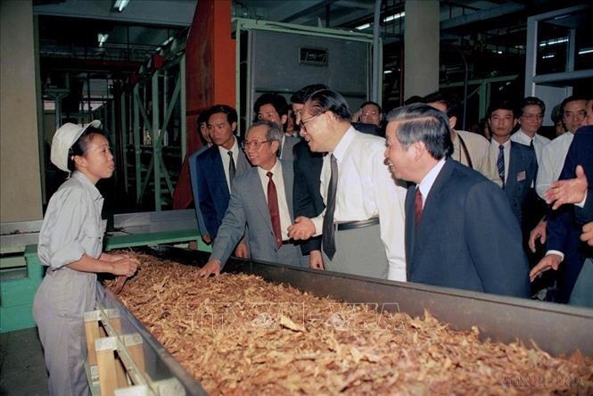 Tổng Bí thư, Chủ tịch nước Giang Trạch Dân thăm Nhà máy Thuốc lá Thăng Long (Hà Nội), ngày 21/11/1994, . Ảnh: Cao Phong-TTXVN