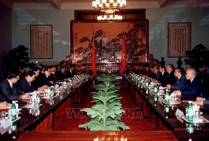 Đoàn đại biểu Nhà nước CHXHCN Việt Nam do Chủ tịch nước Lê Đức Anh dẫn đầu hội đàm với đoàn đại biểu Nhà nước CHND Trung Hoa do Chủ tịch nước Giang Trạch Dân dẫn đầu, ngày 9/11/1993, tại Đại Lễ đường Nhân dân Bắc Kinh. Ảnh: Cao Phong-TTXVN